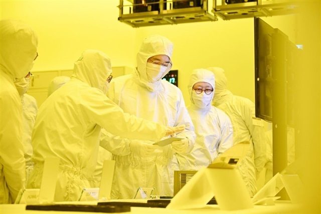 AI Boom Propels SK Hynix Past Samsung In DRAM Sales AI Boom Propels SK Hynix Past Samsung In DRAM Sales