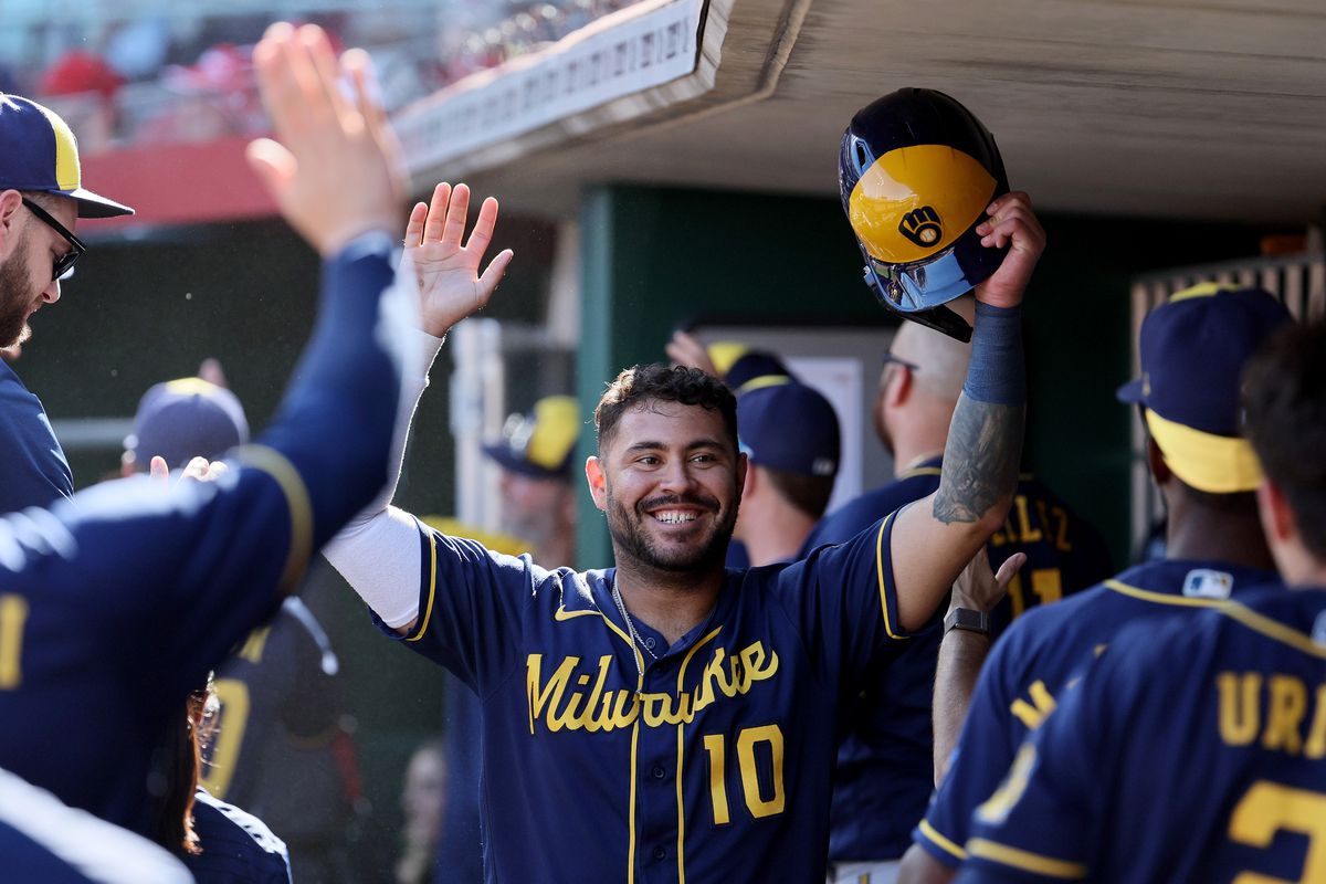 Brewers Defeat Reds 8-2 Behind Chourio's Two Homer Performance