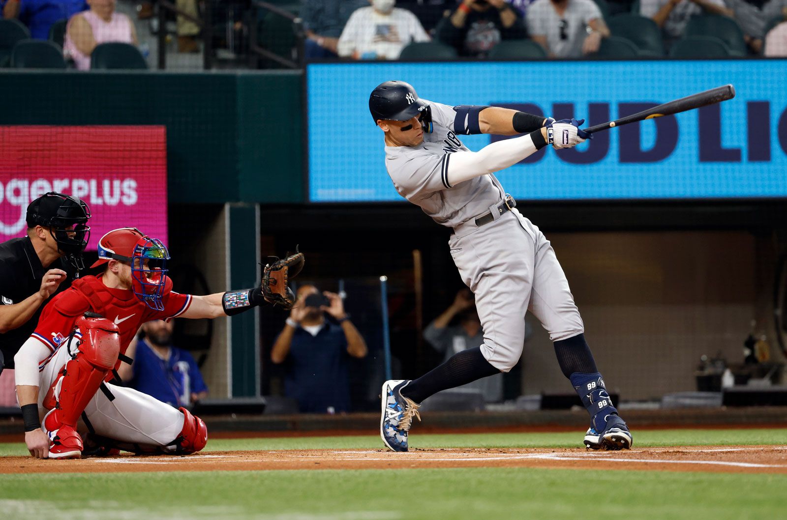 Yankees Smash Team Record With 9 Home Runs: Judge's 3 HRs Highlight 2025 Season Opener
